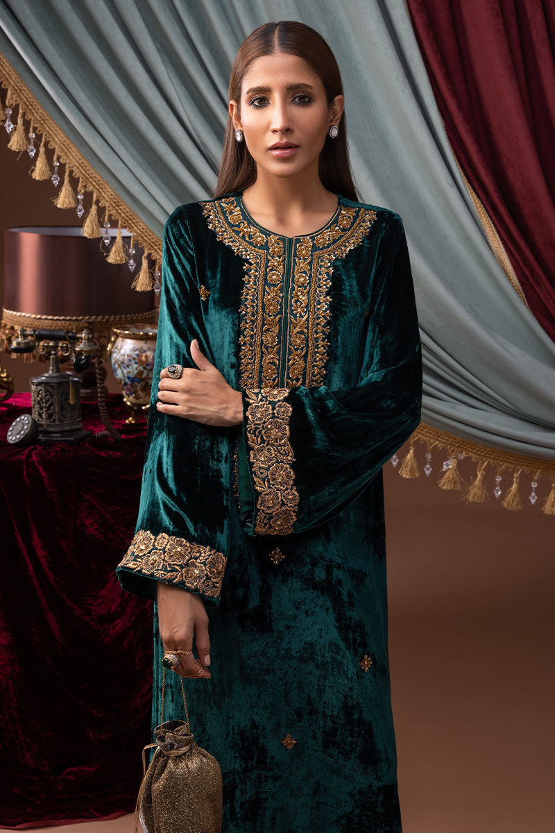 Zeenat Velvet Luxe Kaftan by Alizay Saad.